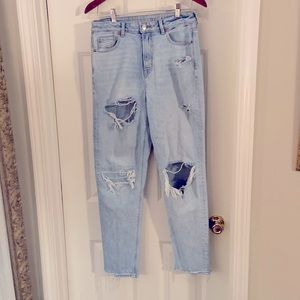 AE DISTRESSED MOM JEANS